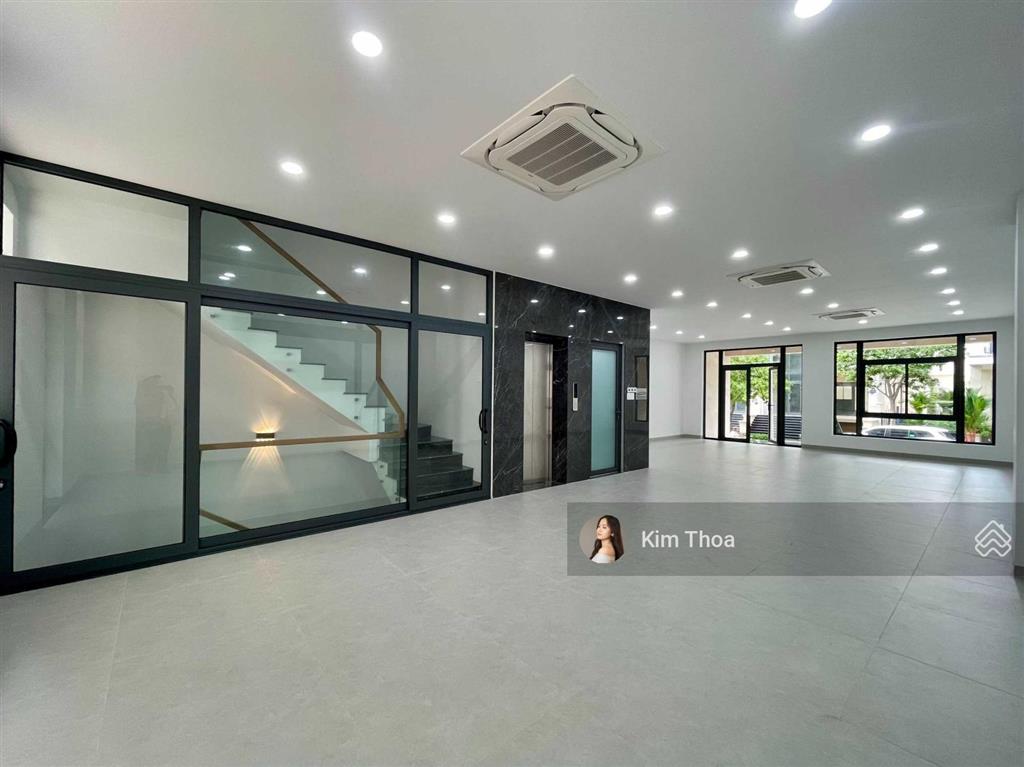 Tầng trệt 7x22m vạn phúc sẵn vách kính, sàn trống suốt, có thang máy, máy lạnh, hầm xe. giá 17tr