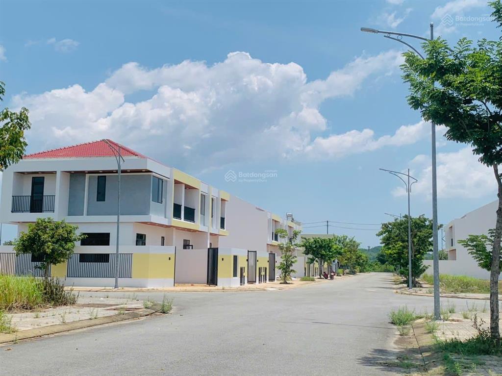 Vị trí đối diện đất trường học  khu dịch vụ hỗn hợp vsip quảng ngãi, giá 1,4 tỷ /132m2