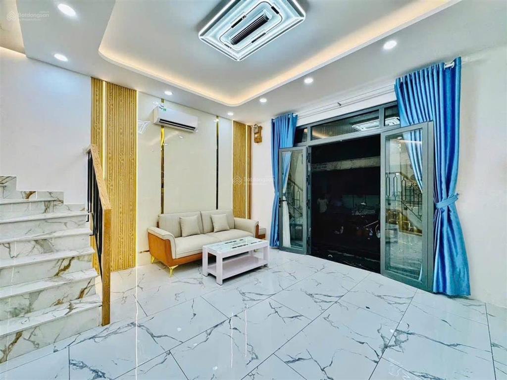 Mặt tiền tú mỡ  giá 6.28 tỷ thương lượng  ngang 5 mét  3 tầng , 3pn  nội thất xịn xò, hiện đại