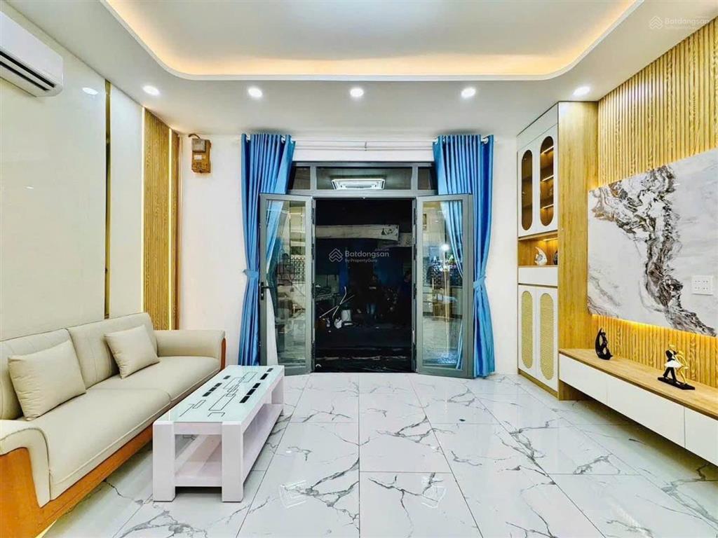 Mặt tiền tú mỡ  giá 6.28 tỷ thương lượng  ngang 5 mét  3 tầng , 3pn  nội thất xịn xò, hiện đại