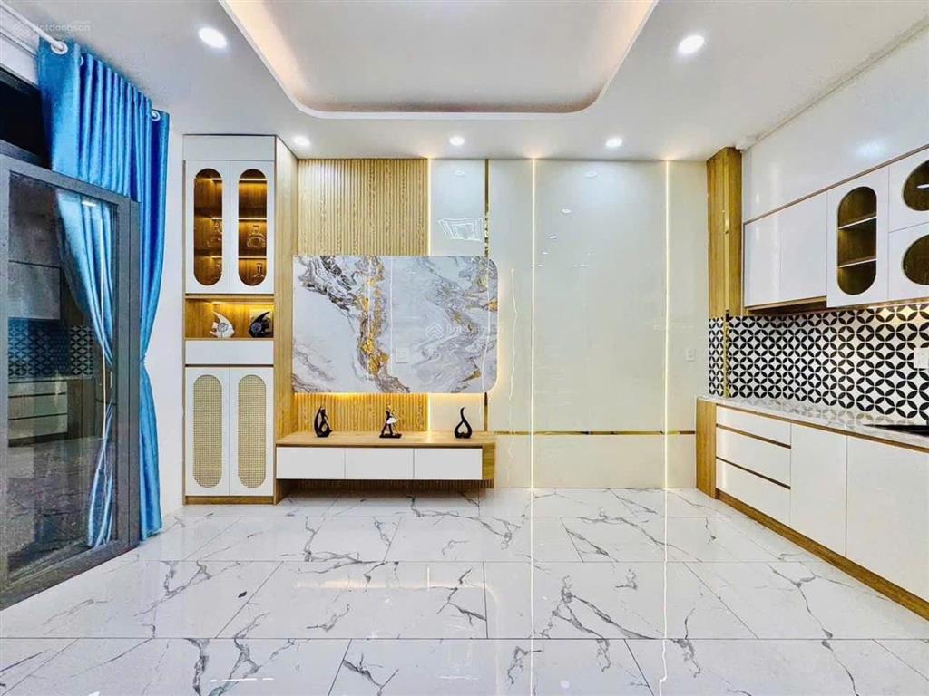 Mặt tiền tú mỡ  giá 6.28 tỷ thương lượng  ngang 5 mét  3 tầng , 3pn  nội thất xịn xò, hiện đại