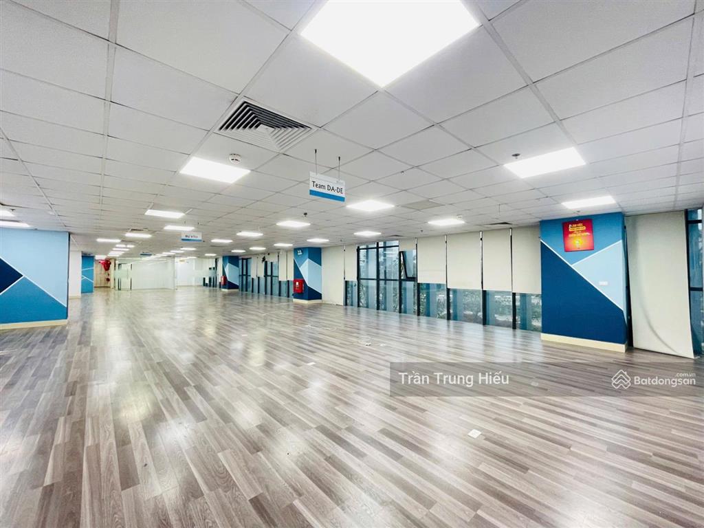 Cho thuê nhà phố nguyễn văn huyên, 130m2x6tầng+hầm, thông sàn, thang máy cuối nhà, mới đẹp,mt12m