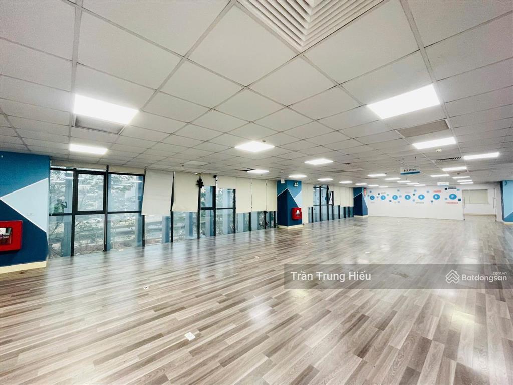 Cho thuê nhà phố nguyễn văn huyên, 130m2x6tầng+hầm, thông sàn, thang máy cuối nhà, mới đẹp,mt12m