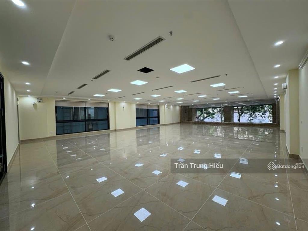 Cho thuê nhà mặt phố cầu đông, nhà khá mới, 110m2x2tầng+60m2, mặt tiền 4,8m,thang máy, sạch sẽ