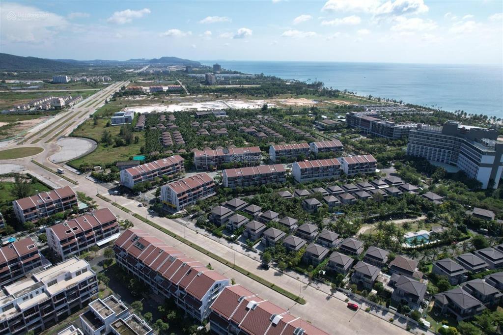 Nhà phố thương mại trục đường 36m ngay góc ngã tư cách biển 350m.  0939 439 ***