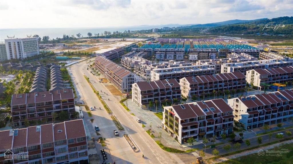 Nhà phố thương mại trục đường 36m ngay góc ngã tư cách biển 350m.  0939 439 ***