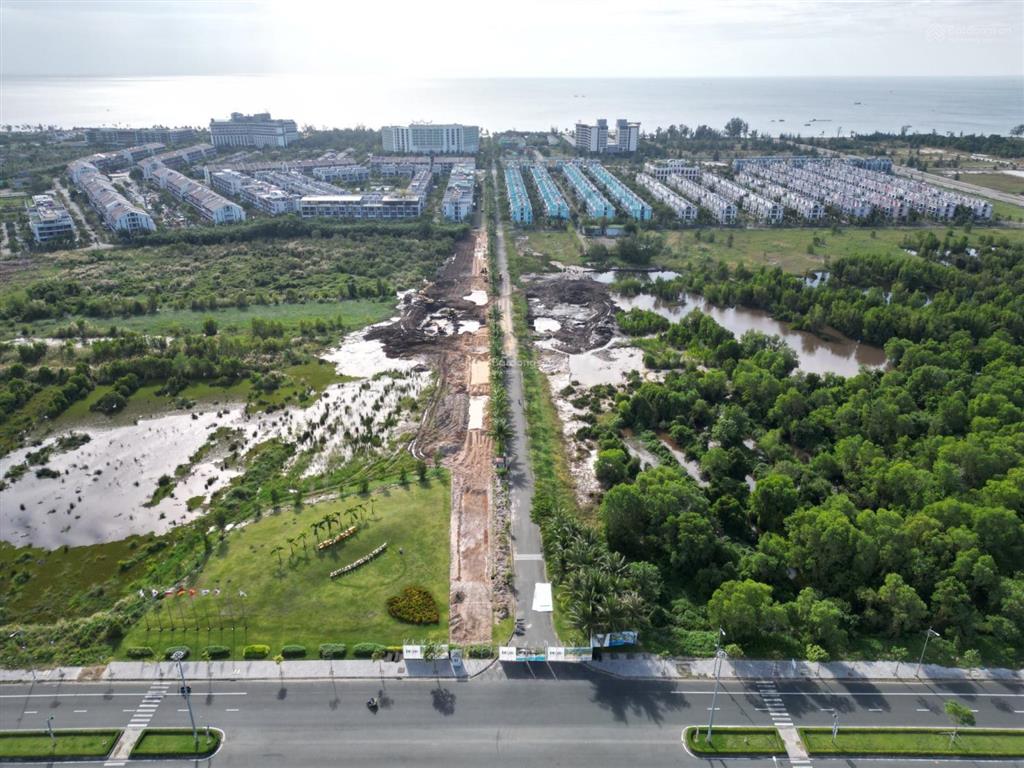 Nhà phố thương mại trục đường 36m ngay góc ngã tư cách biển 350m.  0939 439 ***