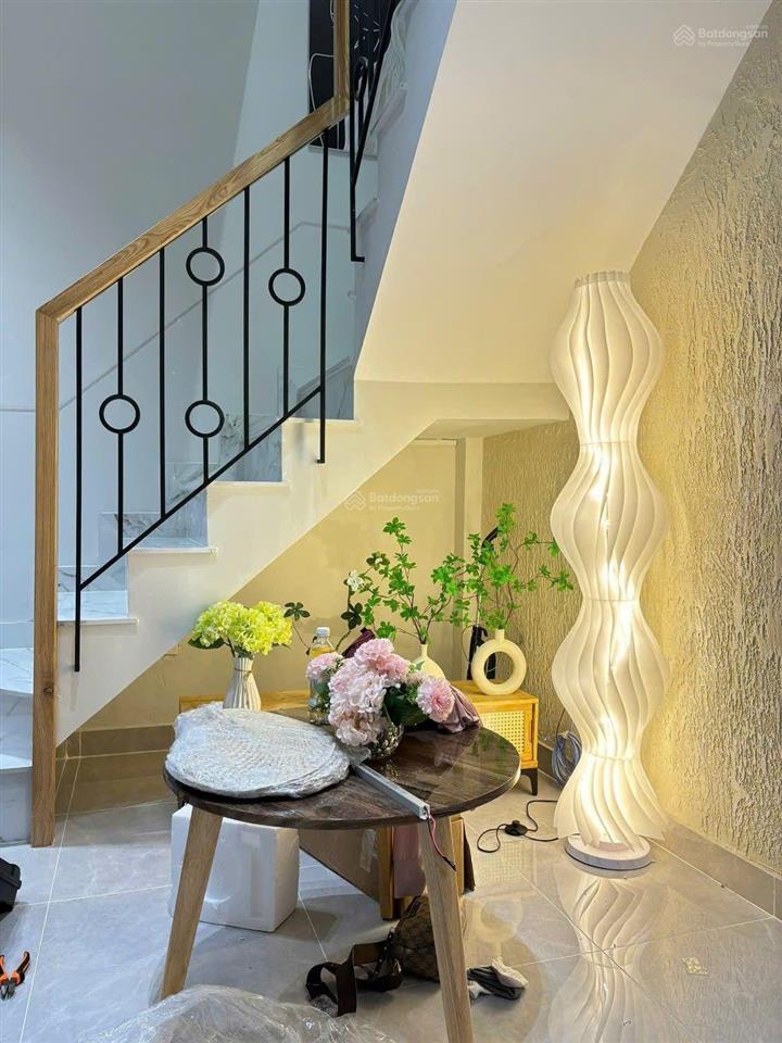 Nhà đẹp, nội thất hiện đại, dọn vào ở ngay. hơn 5 đồng xíu (tl)