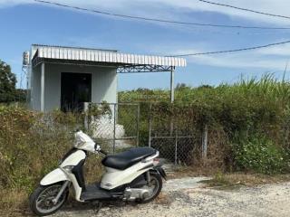 Chính chủ bán đất kèm nhà tổng diện tích 341,6m2 vuông. có 300m2 thổ cư, nhà cấp 4