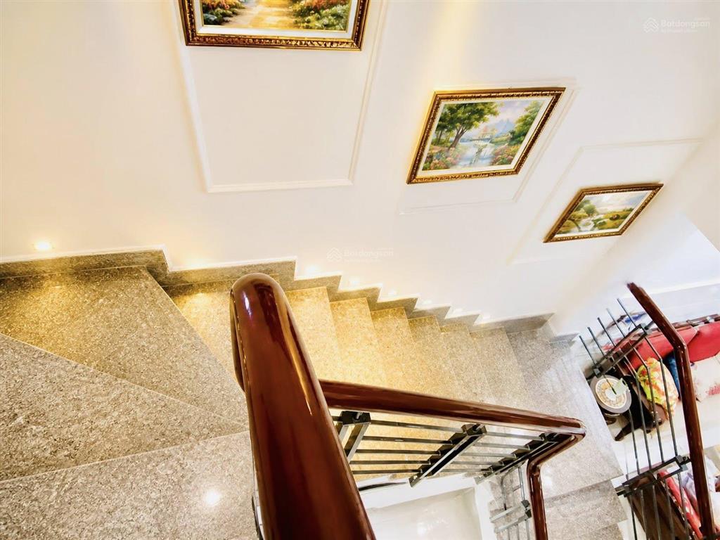 Có một 0 hai  tân sơn nhì hẻm xe tải  72m 5 tầng chỉ 9.x tl