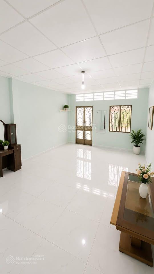 Chính chủ giảm sâu bán gấp nhà hxh thông lạc long quân, dt 121m2, giá 9.7 tỷ tl