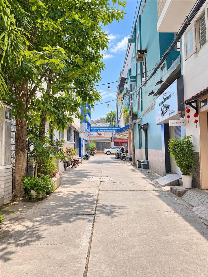 Gấp bán chỉ 7.x tỷ thương lượng  nhà mới 5 tầng dts 200m hẻm xe hơi thông gần aeon mall