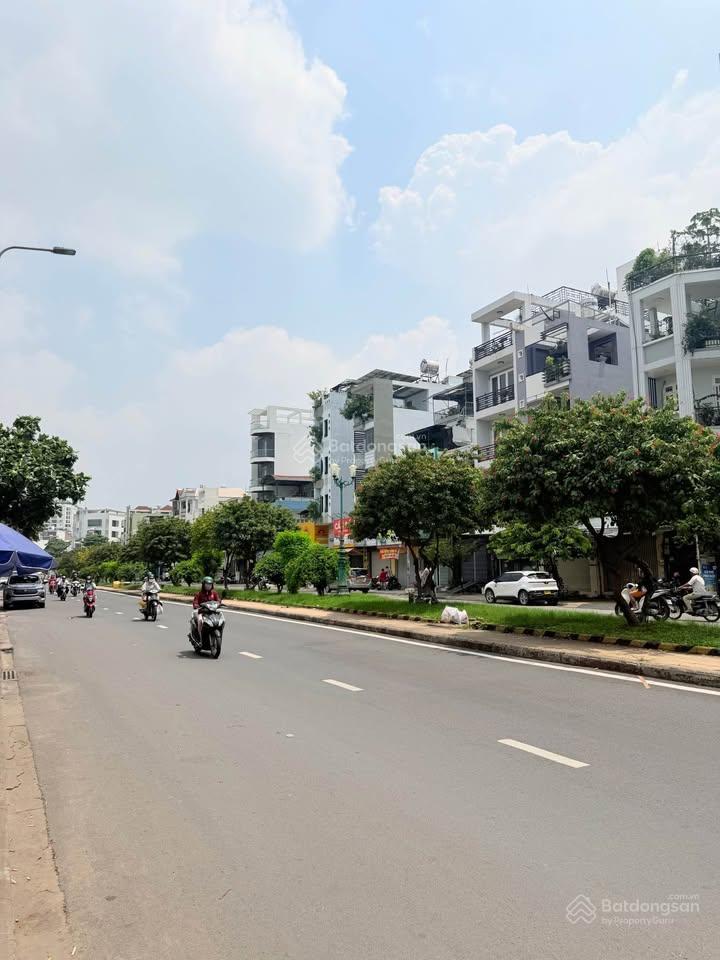 Lê thúc hoạch mặt tiền lô góc 3 tầng 108m2 ngang 8m dòng tiền 30triệu/tháng chỉ 17,99 tỷ