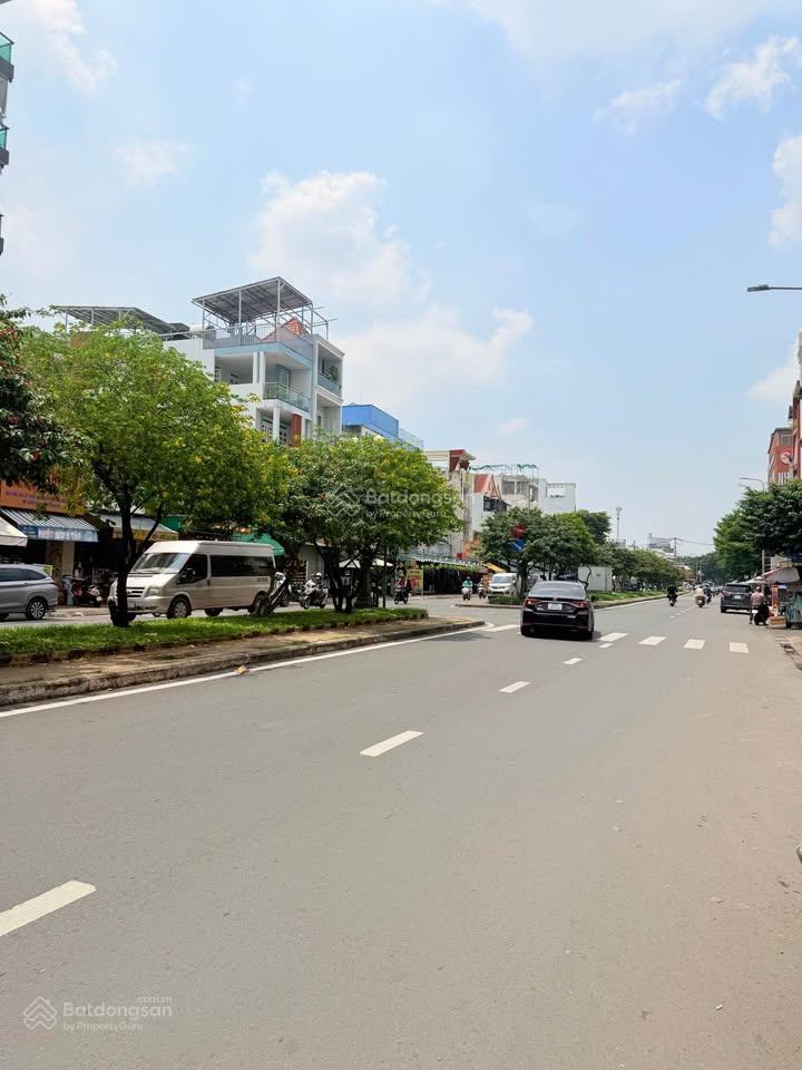 Lê thúc hoạch mặt tiền lô góc 3 tầng 108m2 ngang 8m dòng tiền 30triệu/tháng chỉ 17,99 tỷ