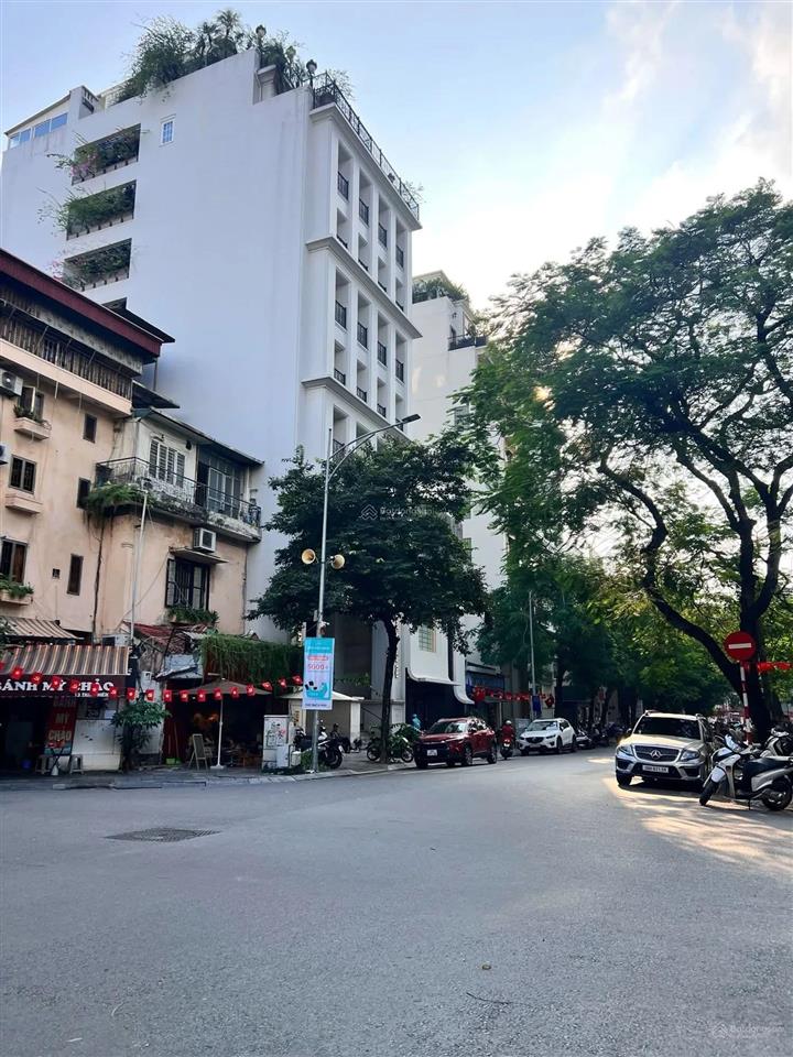 Mặt phố thanh nhàn view công viên vỉa hè rộng