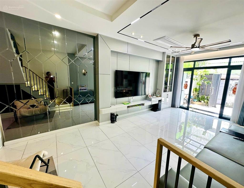 Nhà mới ở ngay2 tầng 98m2 nội thất cao cấp nhỉnh 6 tỷ quận 9