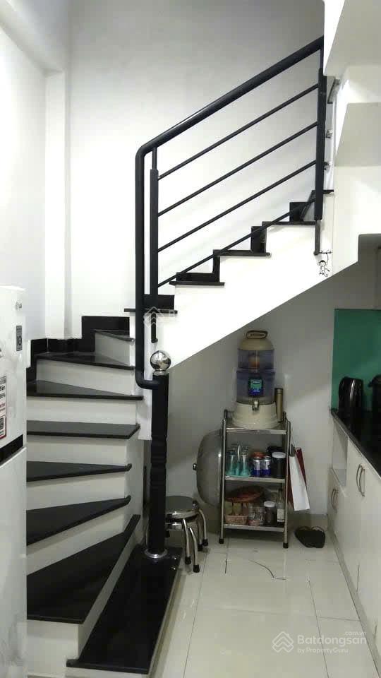 Nguyễn bỉnh khiêm, p. đa kao, quận 1 chỉ 15m ra đường lớn 4 tầng 3pn 2 mặt tiền trước và bên hôn