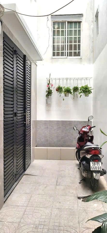 Nguyễn bỉnh khiêm, p. đa kao, quận 1 chỉ 15m ra đường lớn 4 tầng 3pn 2 mặt tiền trước và bên hôn