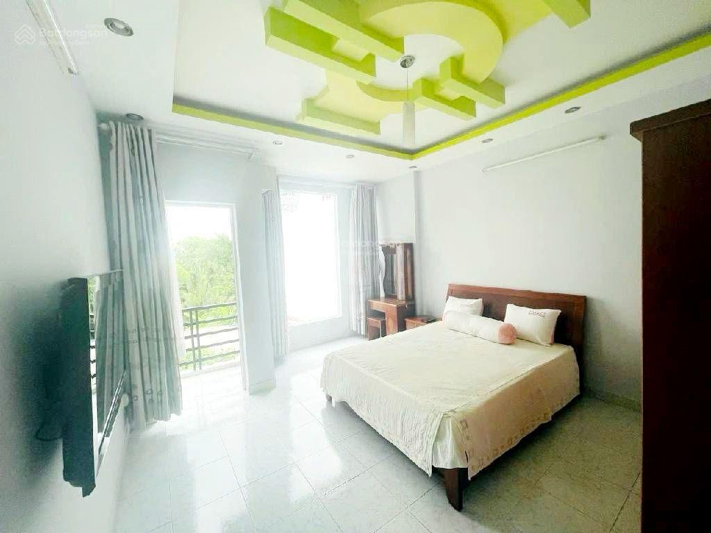Bán nhà đẹp 3 tầng  4,3 x 12.5  ô tô ngủ nhà  tặng full nội thất 30m ra mặt tiền huỳnh tấn