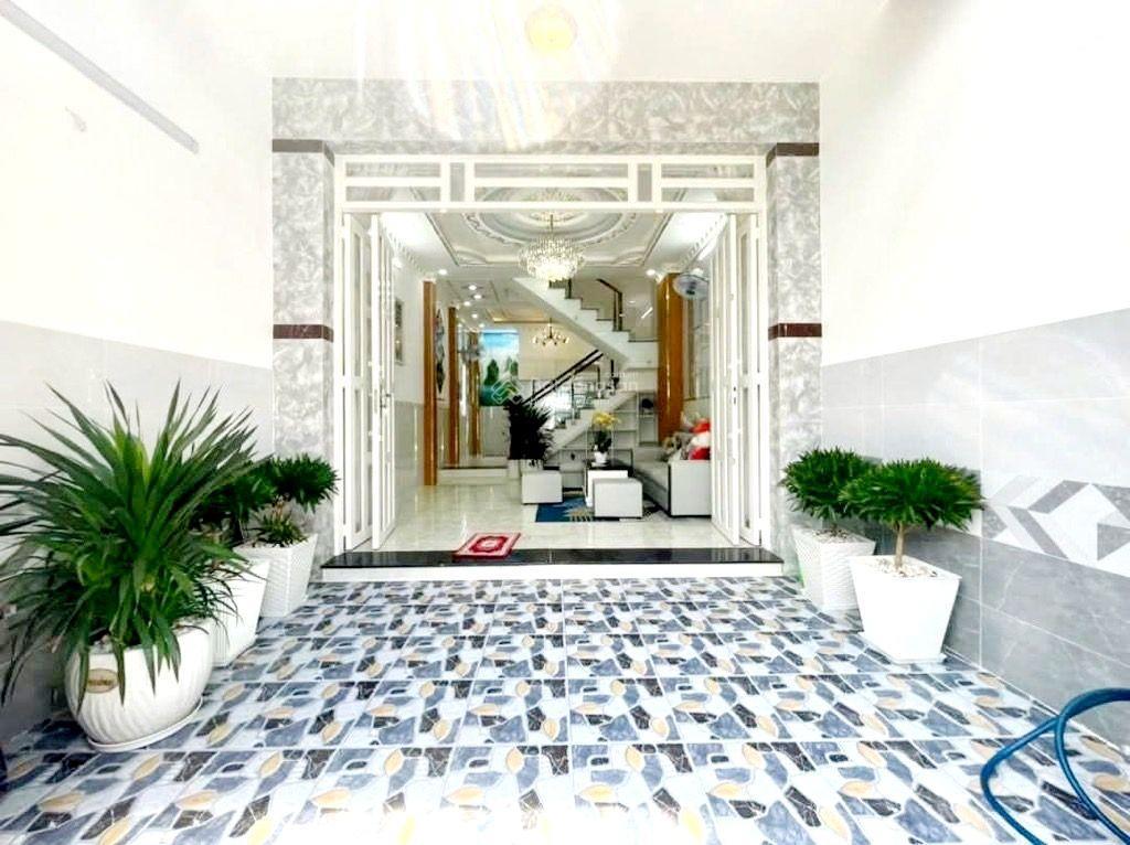 Bán nhà mới 3 tầng  xe hơi đỗ cửa  50m2  sát pmh  200m ra mặt tiền huỳnh tấn phát  chỉ 5,5 tỷ