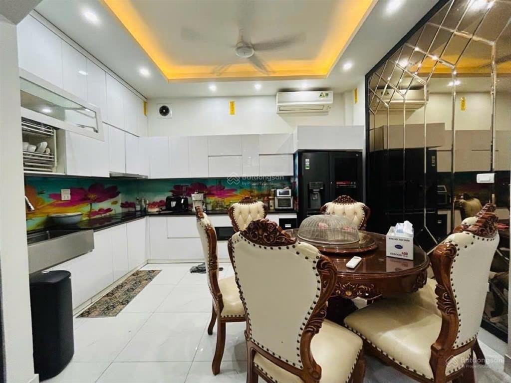 Nhà dân xây phố yên lạc  lô góc 2 mặt thoáng  thang máy  ô tô thông  dưới 16 tỷ