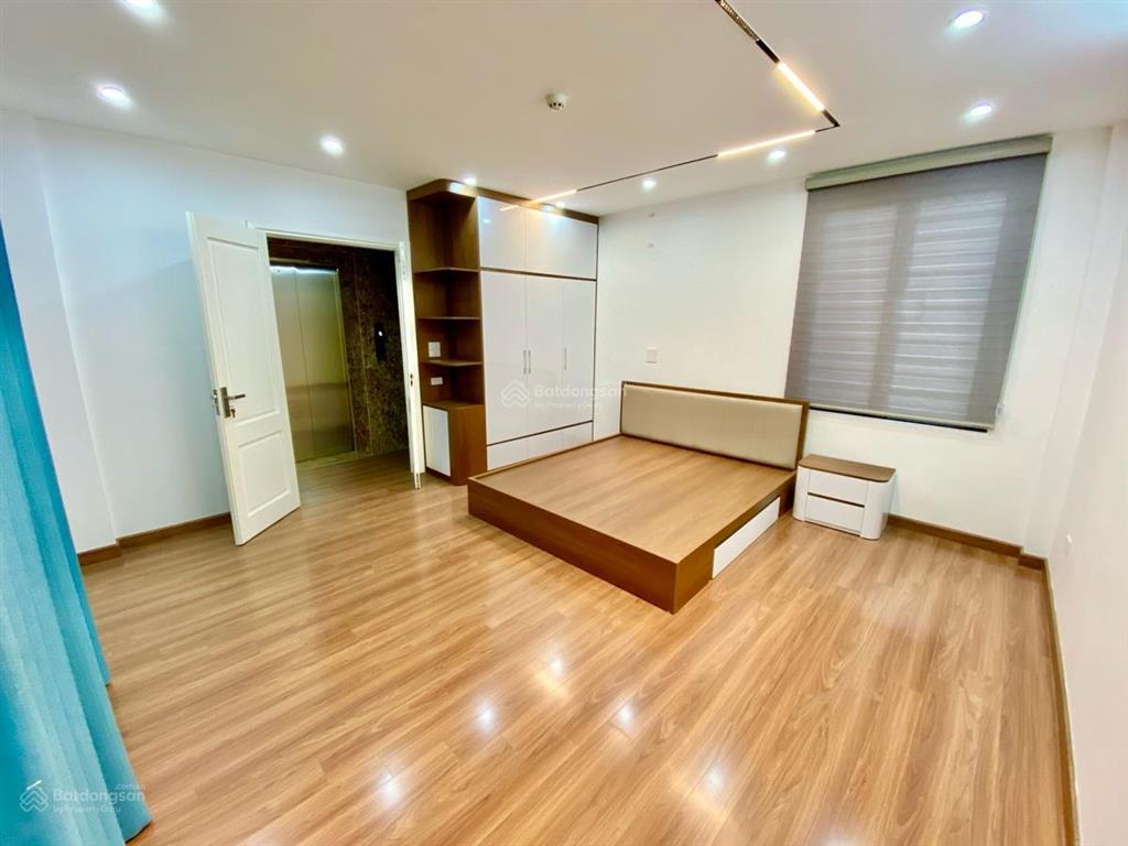 Thang máy riêng  ô tô 30m  nhà mới ở ngay phố trung kính 40m2  6 tầng. giá 15,5 tỷ