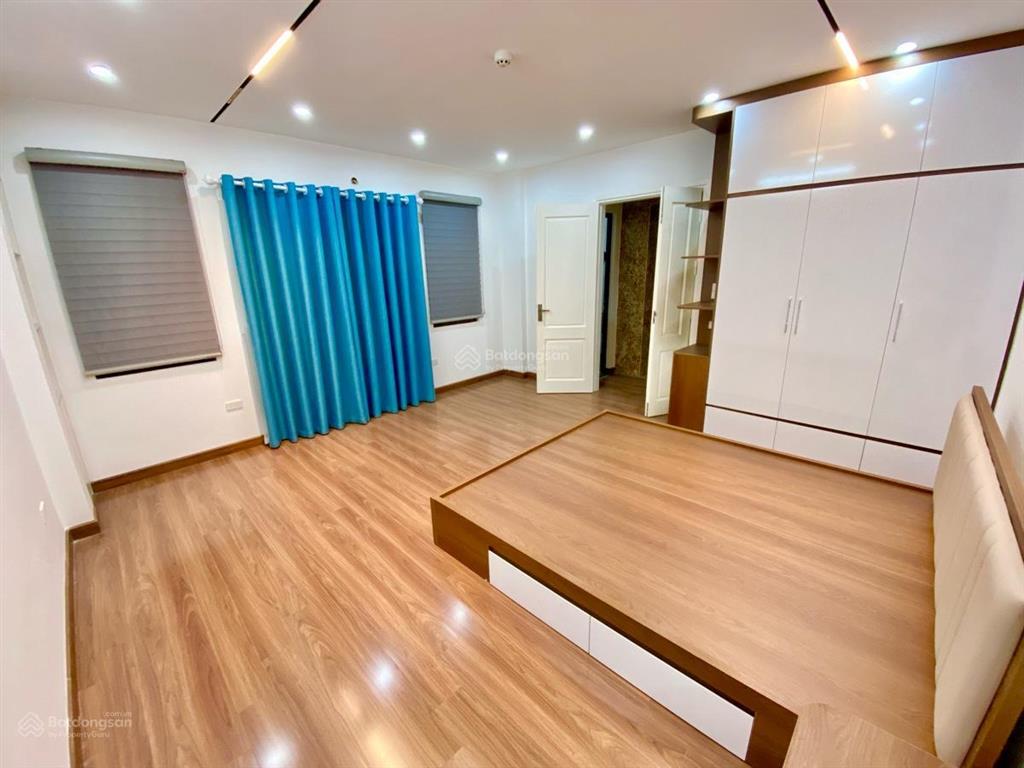 Thang máy riêng  ô tô 30m  nhà mới ở ngay phố trung kính 40m2  6 tầng. giá 15,5 tỷ