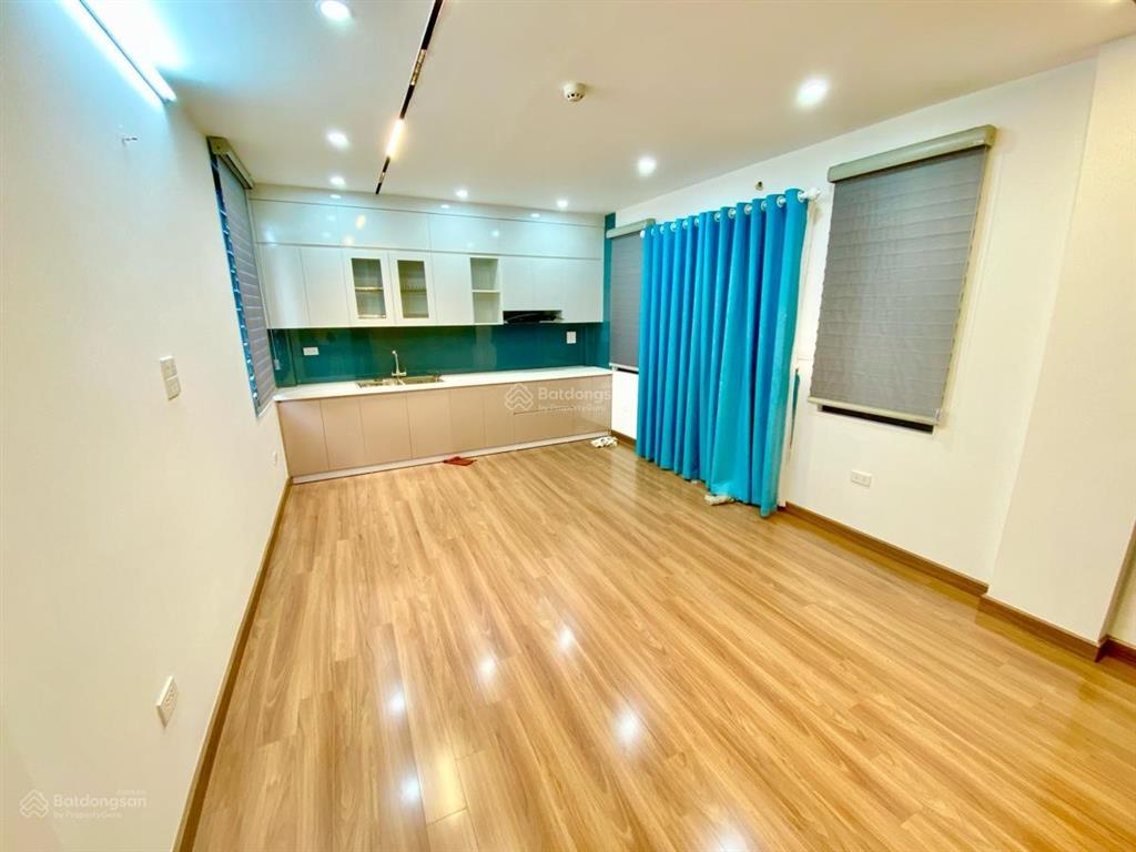 Thang máy riêng  ô tô 30m  nhà mới ở ngay phố trung kính 40m2  6 tầng. giá 15,5 tỷ