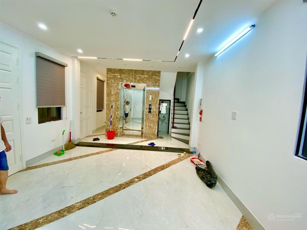Thang máy riêng  ô tô 30m  nhà mới ở ngay phố trung kính 40m2  6 tầng. giá 15,5 tỷ