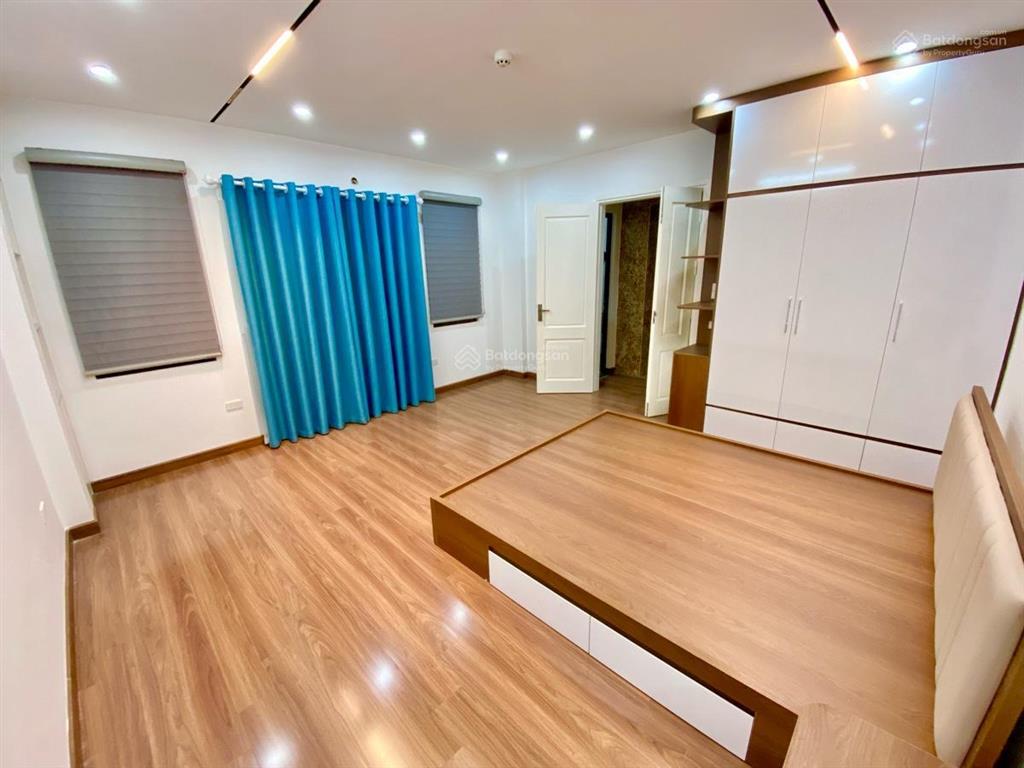 Nhỉnh 15.x tỷ có ngay nhà trung kính 40.3m2  thang máy  sát ô tô tránh  2 thoáng  gần hồ