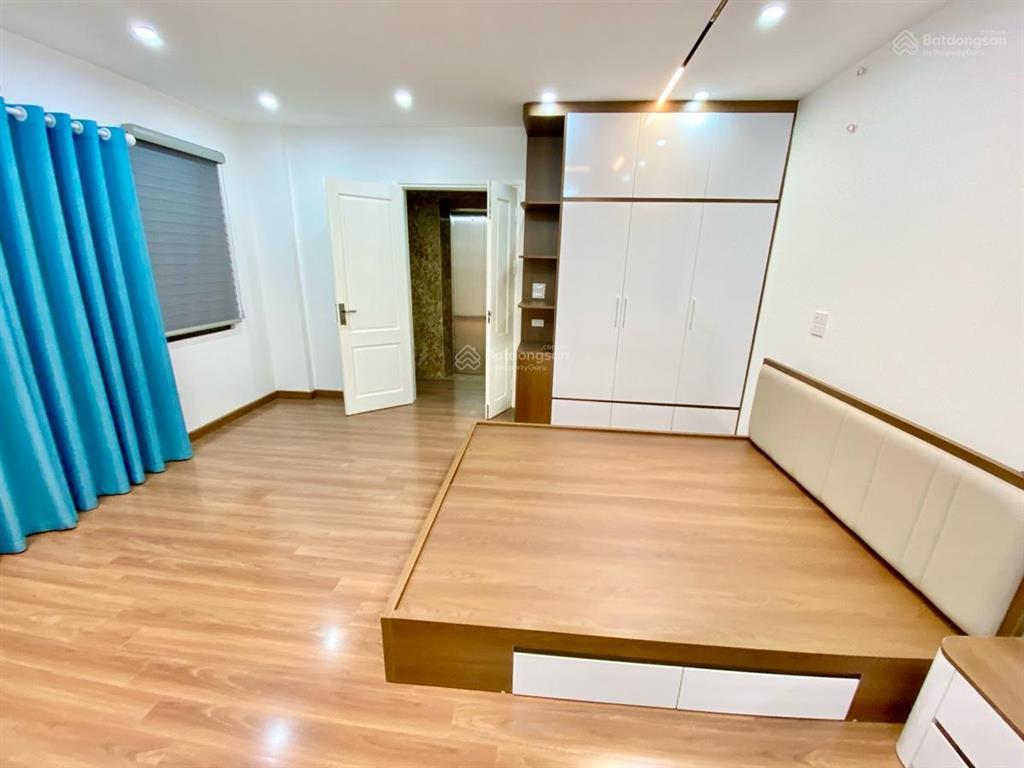 Nhỉnh 15.x tỷ có ngay nhà trung kính 40.3m2  thang máy  sát ô tô tránh  2 thoáng  gần hồ