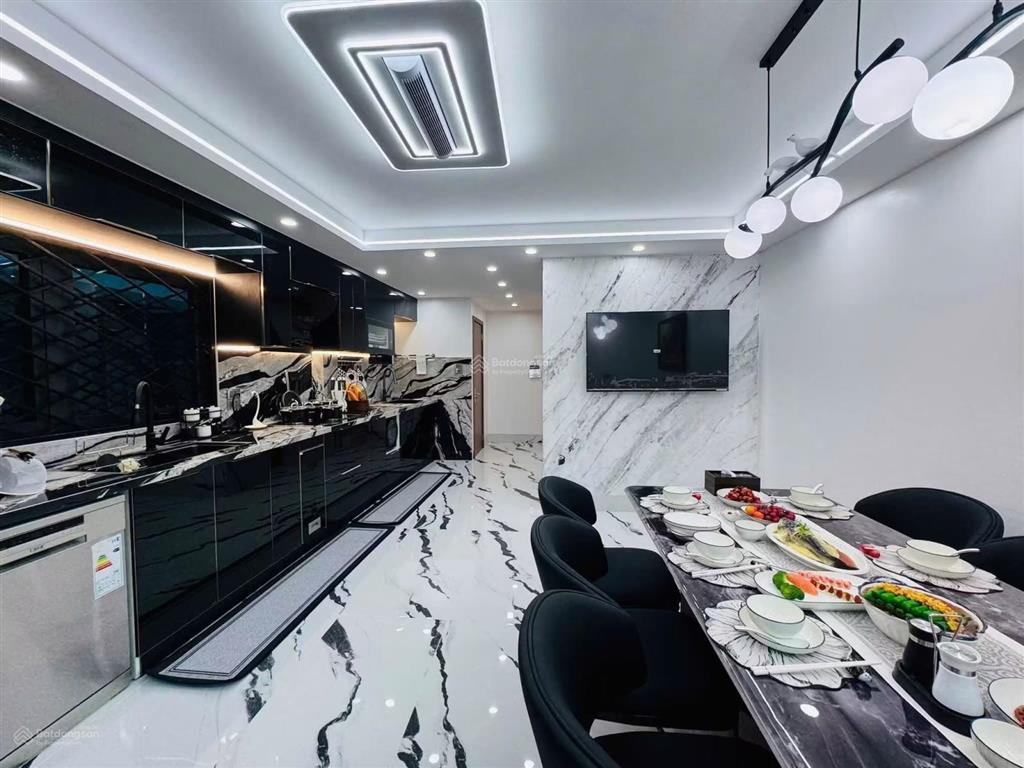Bán nhà tân mai vừa ở vừa cho thuê  40m2  thang máy  ngõ thông 10m ra oto, gần phố. 14,6 tỷ