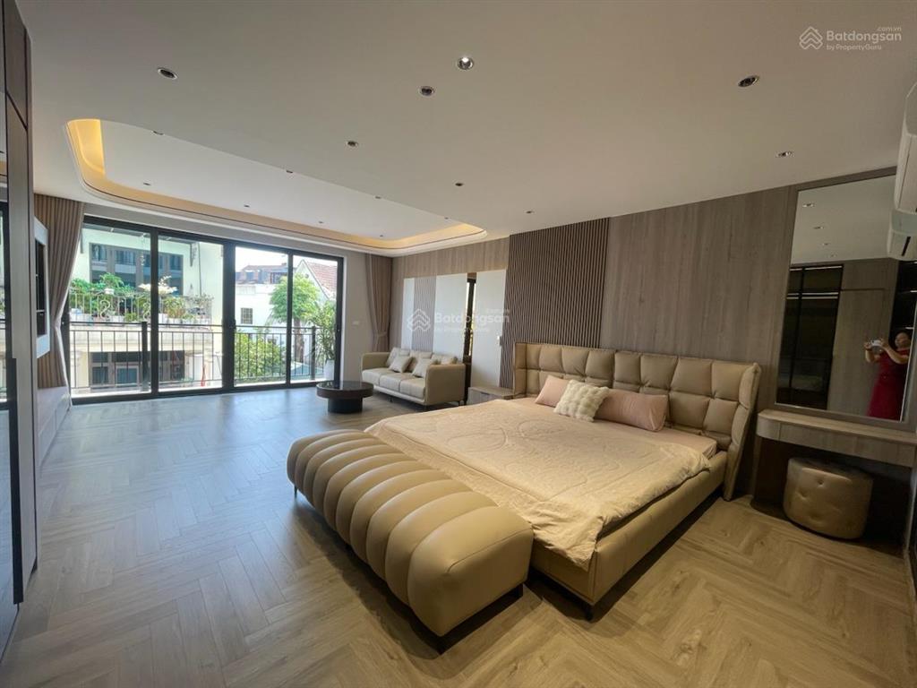 29 tỷ bồ đề  83m2  mt 5,5m  gara 4 ô tô  8 tầng thang máy  gần hồ  cầu trần hưng đạo