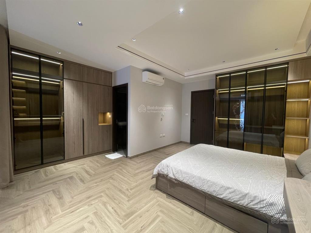 29 tỷ bồ đề  83m2  mt 5,5m  gara 4 ô tô  8 tầng thang máy  gần hồ  cầu trần hưng đạo