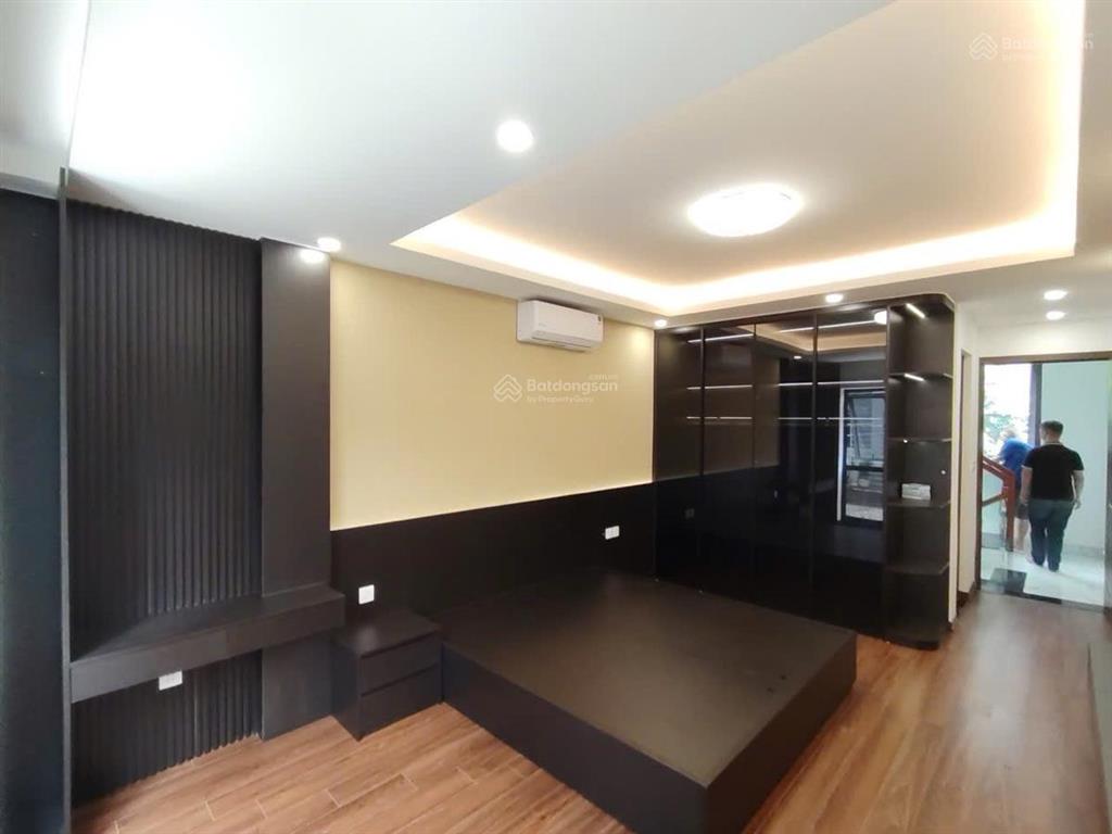 Bán nhà ngọc lâm đẹp long lanh 30m2, ô tô tránh, vỉa hè. chỉ việc xách vali về ở và kinh doanh ngay