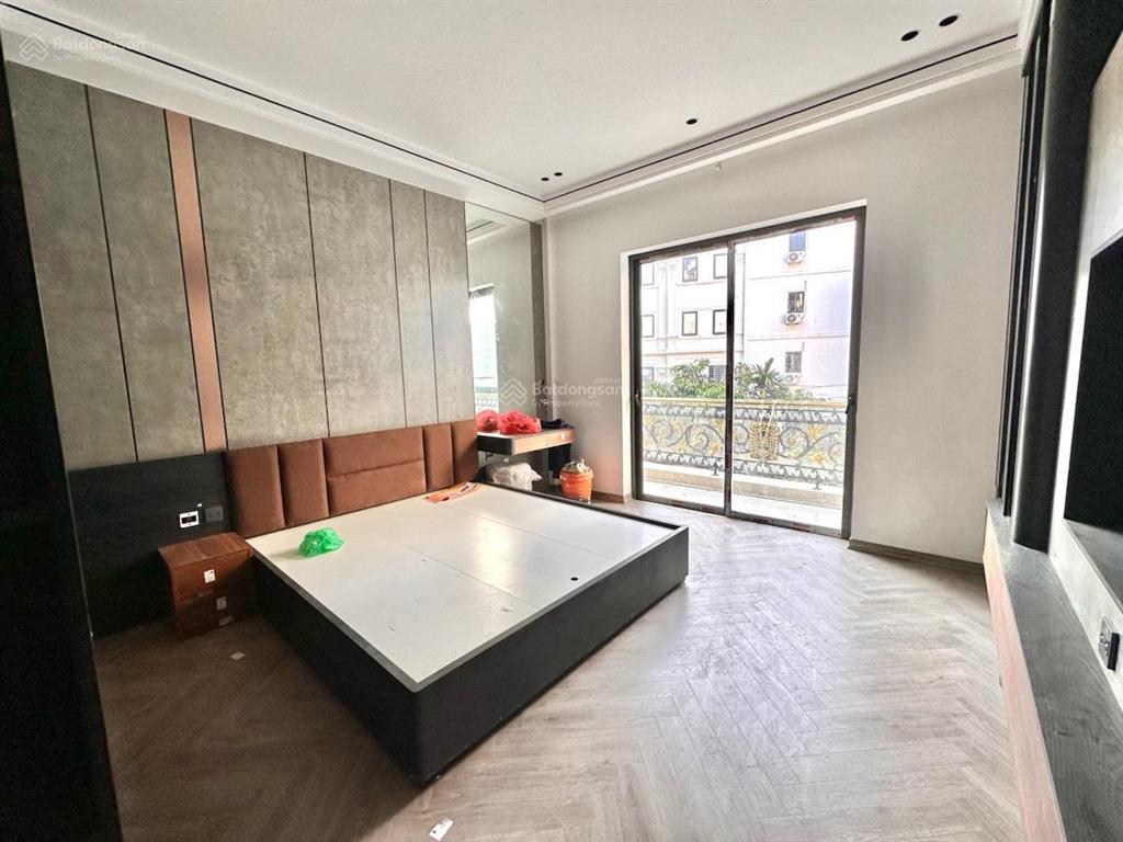 Bồ đề  hoàng như tiếp  6 tầng thang máy  8 phòng khép kín  vừa ở vừa cho thuê.