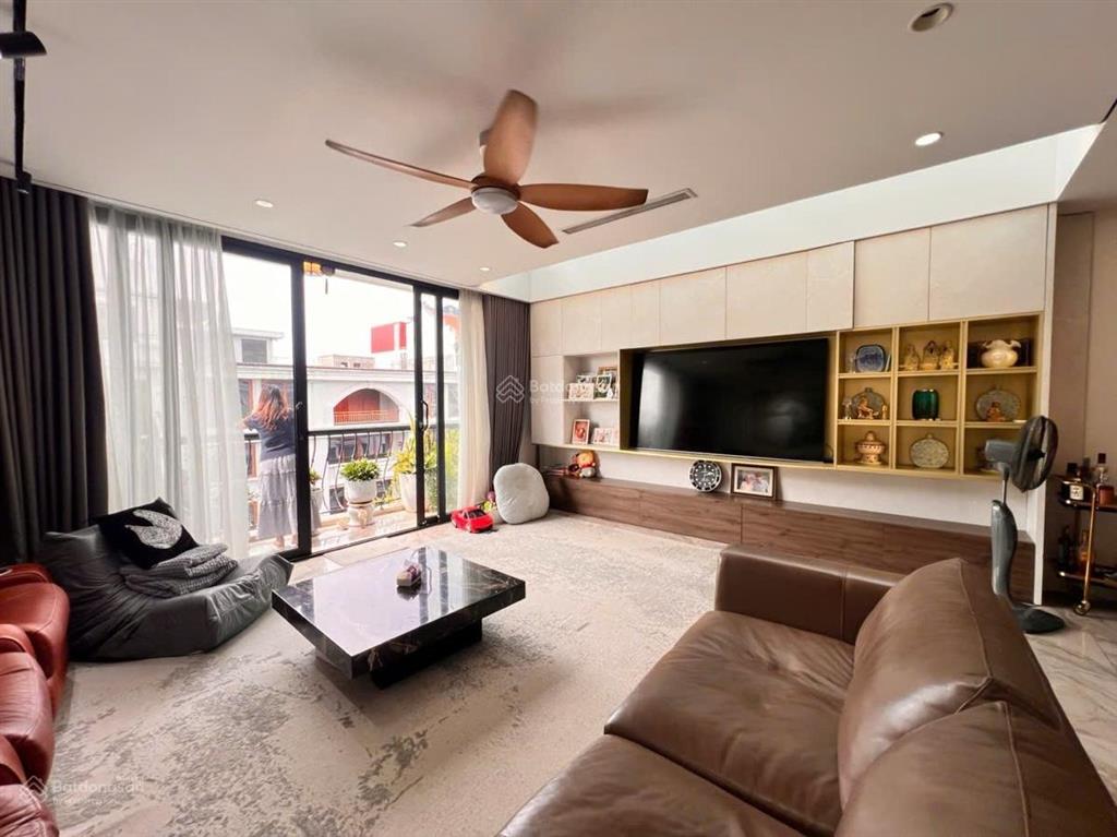 Liền kề hoàng như tiếp  bồ đề 114m2  7 tầng thang máy  vừa ở vừa kd, dòng tiền 500tr/năm.