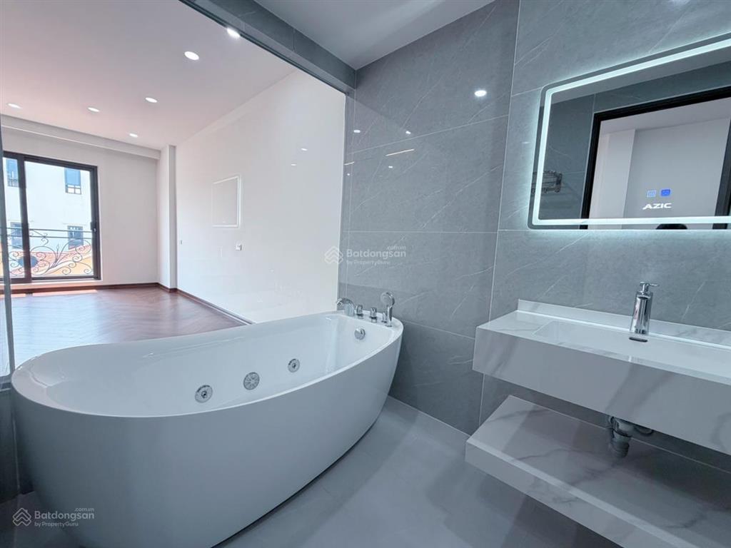 Bát khối  cách phố 10m  ô tô vào gara  nhà mới 7 tầng thang máy  4pn  giá 14.6 tỷ