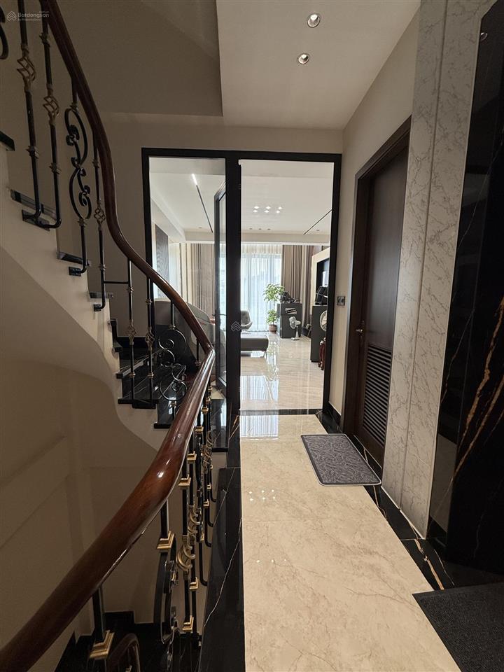 Ngọc thụy ô tô vào nhà  58m2  7 tầng thang máy  cách mặt phố nguyễn thế rục 10m.