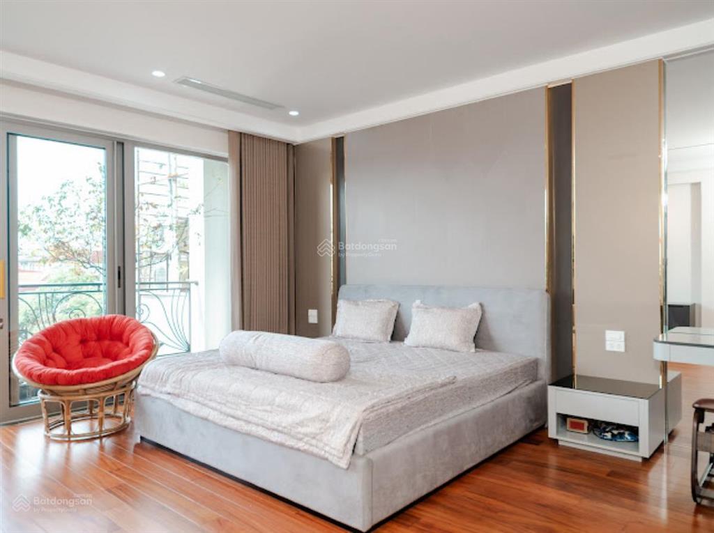 Bồ đề 100m2  view hồ  mt 6m  7 tầng thang máy  cách mặt phố ô tô tránh 15m.