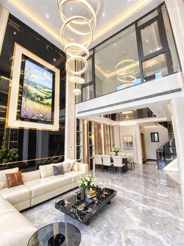 Hoàng như tiếp  bồ đề  53m2  mt 5m  7 tầng thang máy  gara ô tô  cách mặt phố 15m thẳng tắp.