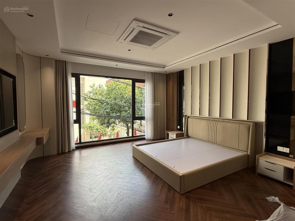 Hoàng như tiếp  bồ đề  53m2  mt 5m  7 tầng thang máy  gara ô tô  cách mặt phố 15m thẳng tắp.
