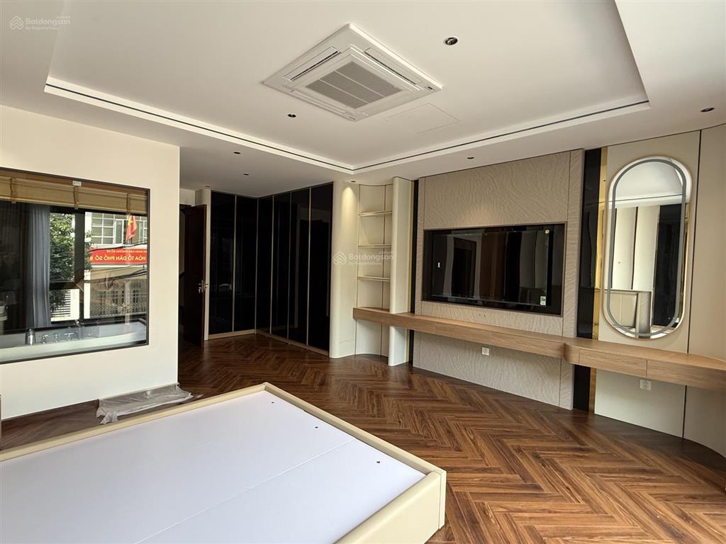 Hoàng như tiếp  bồ đề  53m2  mt 5m  7 tầng thang máy  gara ô tô  cách mặt phố 15m thẳng tắp.
