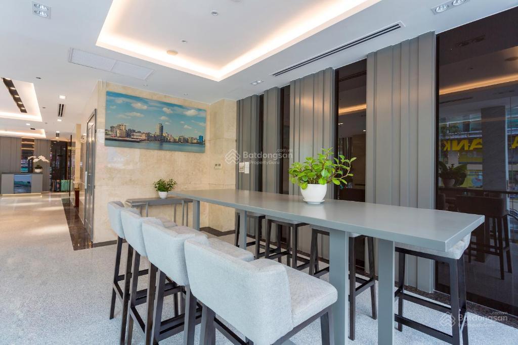 Bán khách sạn hầm + 5 tầng mt đường nguyễn gia trí dt 8x23m giá 48 tỷ tl  hđt 200 tr/tháng
