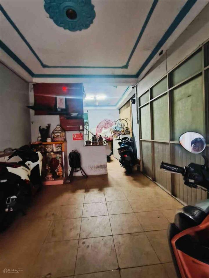 Nhà chính chủ cần bán gấp đuong da nam đang cho thuê có dong tiền ổn đó cần tiền làm ăn nên ban gấp