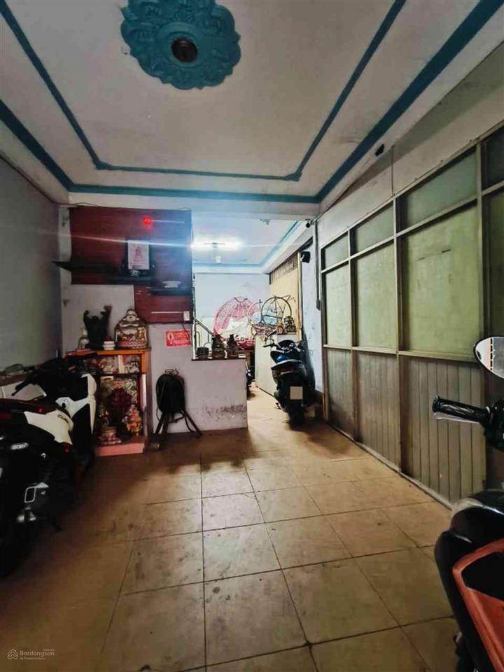 Nhà chính chủ cần bán gấp đuong da nam đang cho thuê có dong tiền ổn đó cần tiền làm ăn nên ban gấp
