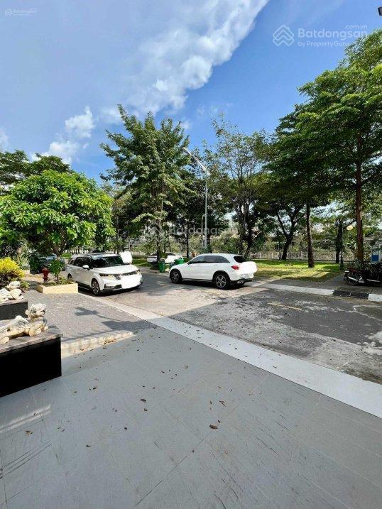 Gấp  bán rẻ biệt thự đơn lập dt khủng, full nt cao cấp, có hồ bơi, thang máy, view công viên sông