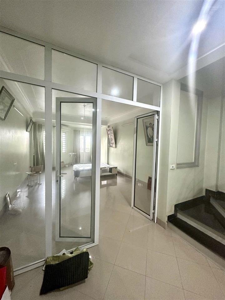 Cho thuê nhà nguyên căn giá rẻ  dt rộng  vỉa hè bát ngát mặt phố cổ linh long biên.,85m x 5t