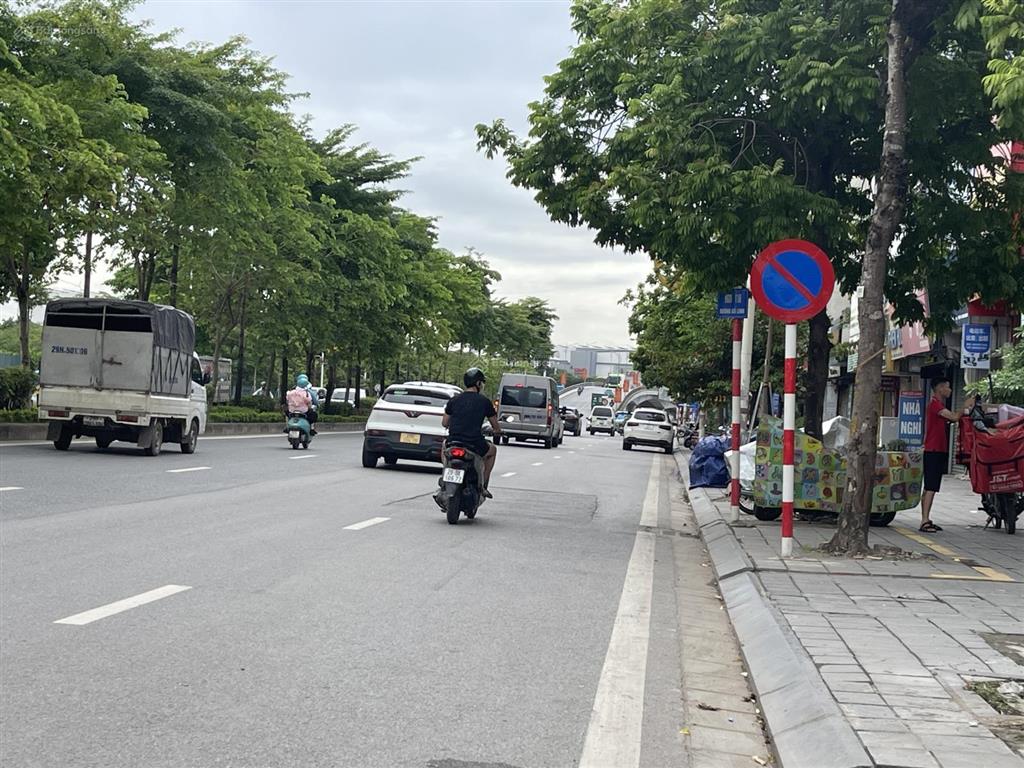 Cho thuê nhà nguyên căn giá rẻ  dt rộng  vỉa hè bát ngát mặt phố cổ linh long biên.,85m x 5t