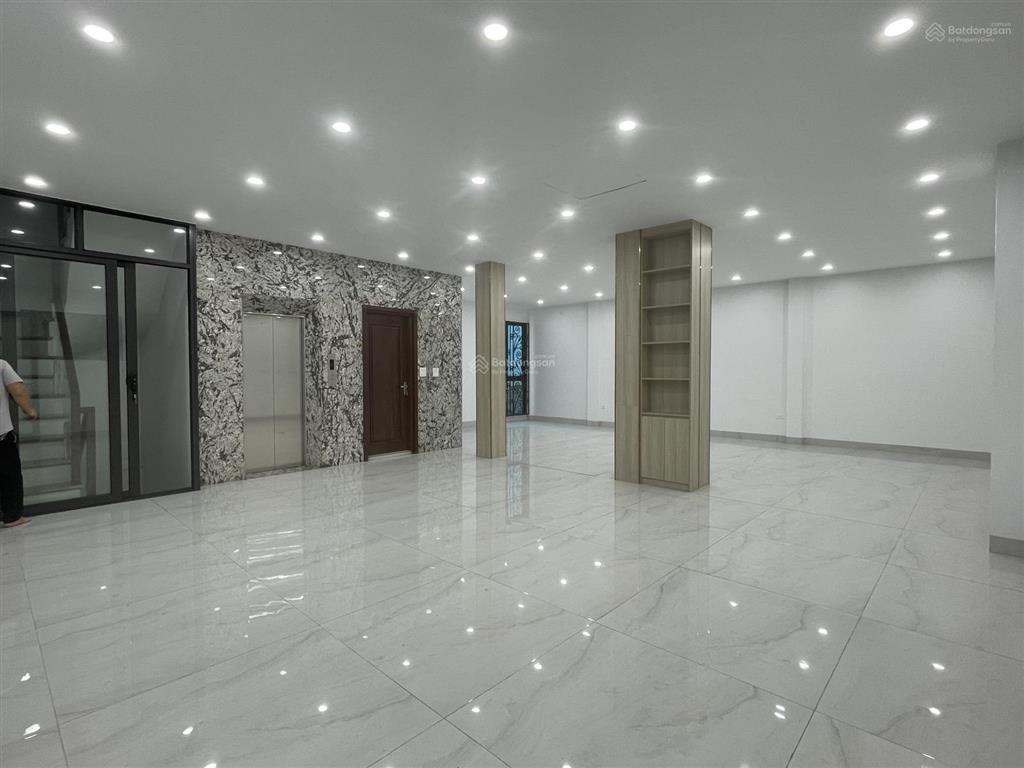 Cho thuê nhà nguyên căn mặt phố lớn nguyễn văn cừ  thang máy  full nội thất  gara ô tô  vỉa hè